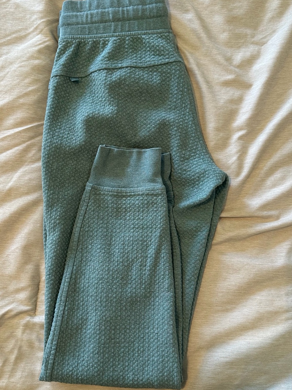 Lululemon women’s green textured waffle joggers size 4
